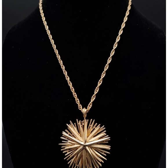 Vintage TRIFARI 1960s Gold-Tone Starburst Pendant Necklace With Rope Chain - Picture 4 of 7